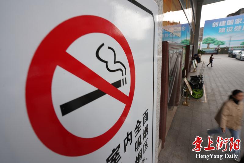 高10米、长8米，市中心医院巨型禁烟宣传牌“亮眼”，几十米外都能看到