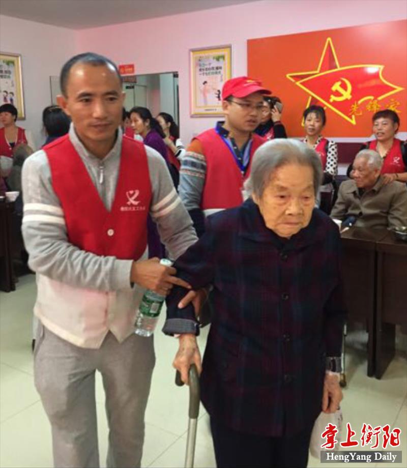 唐小健搀扶老人.png 唐小健搀扶老人.png