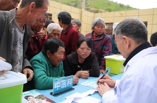 韩俊宏给村民看病